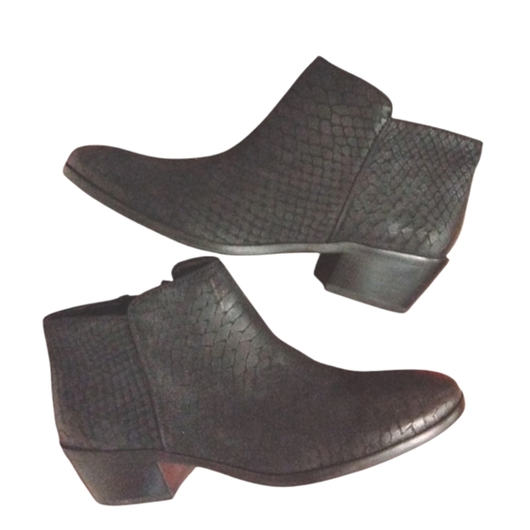NEW Sam Edelman Black Snake Embossed Ankle Boots Booties Size 8 - Picture 1 of 9